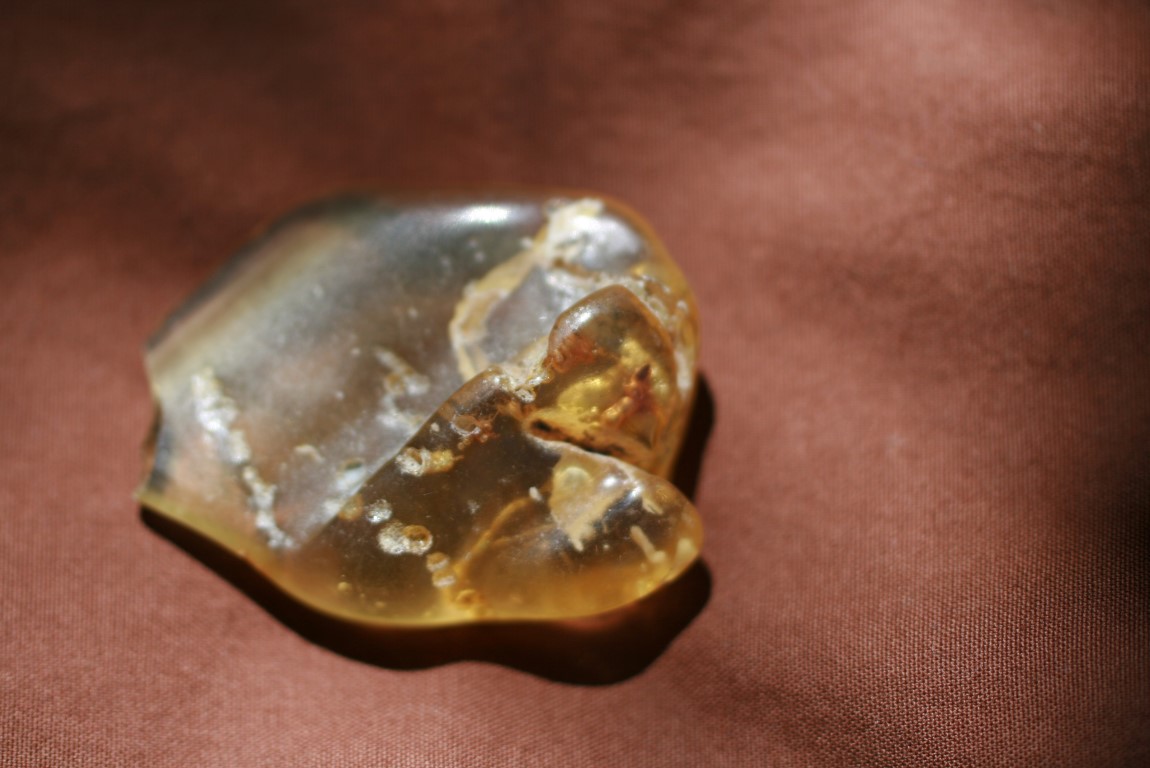 Amber helps uplift current energy 5057